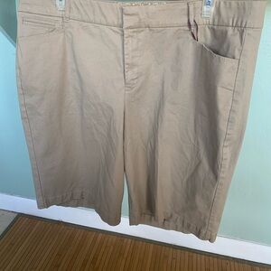 Classic Khaki Bermuda Shorts new with tags size 18 Gloria Vanderbilt